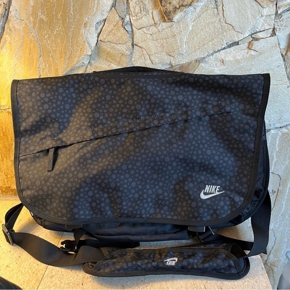 Nike Core Converge Large Messenger bag - perfect for someone on the run - Picture 2 of 16